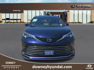 Toyota Sienna 2021 Platino 7 Pasajeros 4 puertas Furgoneta Mini