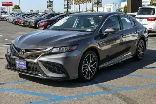 Toyota Camry 2024 SE Sedán 4 puertas