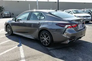 Toyota Camry 2024 SE Sedán 4 puertas