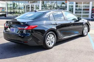 Toyota Camry 2025 SE Sedán 4 puertas