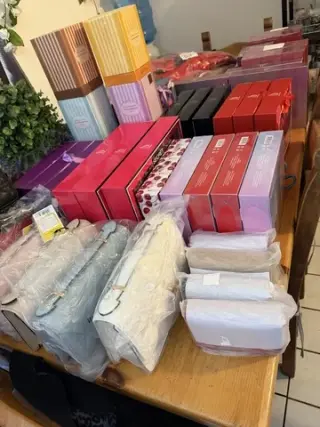 Venta de bolsas y perfumes