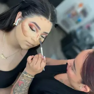 CLASES MAQUILLAJE Y PEINADO