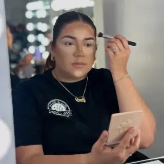 CLASES MAQUILLAJE Y PEINADO
