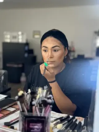 CLASES MAQUILLAJE Y PEINADO