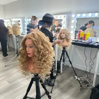 CLASES MAQUILLAJE Y PEINADO