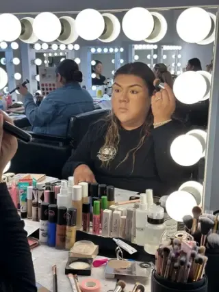 CLASES MAQUILLAJE Y PEINADO