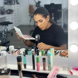 CLASES MAQUILLAJE Y PEINADO
