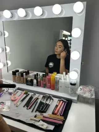 CLASES MAQUILLAJE Y PEINADO