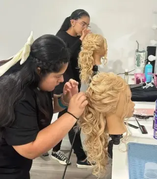 CLASES MAQUILLAJE Y PEINADO