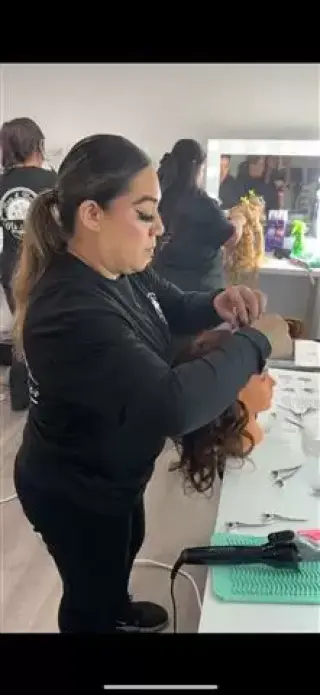 CLASES MAQUILLAJE Y PEINADO