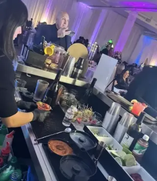 BARTENDER Y MESEROS