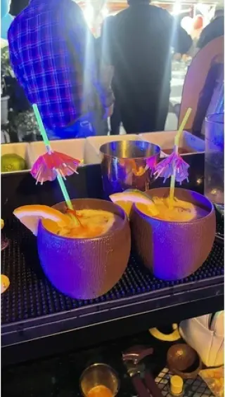 BARTENDER Y MESEROS
