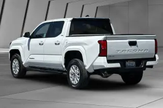 Toyota Tacoma 2025 4x4 SR5 4dr Double Cab 5.0 ft SB