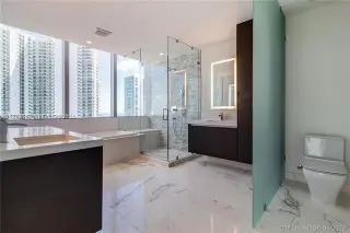 Propiedad en alquiler con 3 habitaciones y 4 baños en Miami