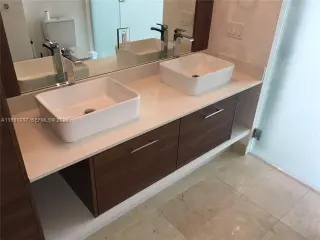 Propiedad en alquiler con 3 habitaciones y 2.5 baños en Miami