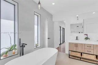 Propiedad en alquiler con 4 habitaciones y 4.5 baños en Miami