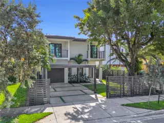 Propiedad en alquiler con 4 habitaciones y 4.5 baños en Miami
