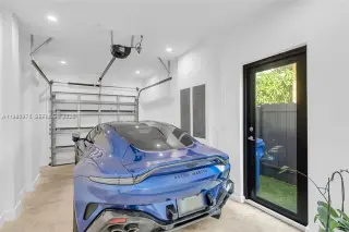 Propiedad en alquiler con 4 habitaciones y 4.5 baños en Miami