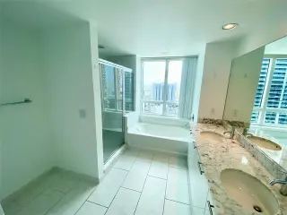 Propiedad en alquiler con 2 habitaciones y 2.5 baños en Miami