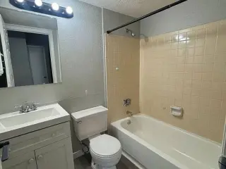 Propiedad en alquiler con 0 habitaciones y 1 baño en Quincy