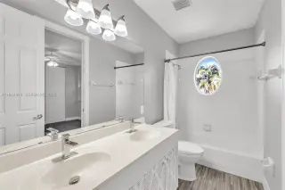 Propiedad en alquiler con 5 habitaciones y 4.5 baños en Coral Springs