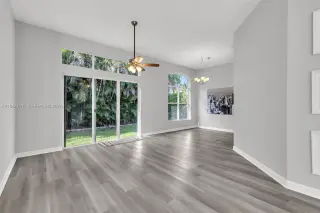 Propiedad en alquiler con 5 habitaciones y 4.5 baños en Coral Springs