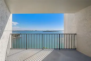 Propiedad en alquiler con 2 habitaciones y 3 baños en Miami