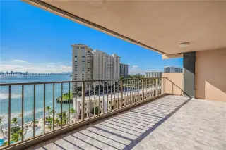 Propiedad en alquiler con 2 habitaciones y 3 baños en Miami