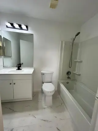 Propiedad en alquiler con 3 habitaciones y 2 baños en Miramar