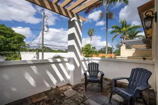 Propiedad en alquiler con 3 habitaciones y 3 baños en Coral Gables