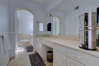 Propiedad en alquiler con 3 habitaciones y 3 baños en Coral Gables