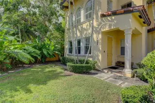 Propiedad en alquiler con 3 habitaciones y 3 baños en Coral Gables