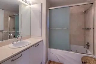 Propiedad en alquiler con 1 dormitorio y 1.5 baños en Miami Beach