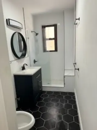 Propiedad en alquiler con 0 habitaciones y 1 baño en Brooklyn