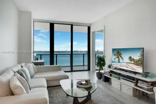Propiedad en alquiler con 2 habitaciones y 3 baños en Miami