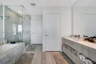 Propiedad en alquiler con 2 habitaciones y 3 baños en Miami