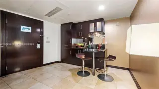 Propiedad en alquiler con 0 habitaciones y 1.5 baños en Miami Beach