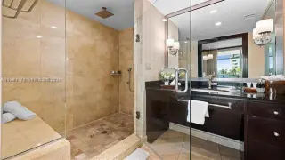 Propiedad en alquiler con 0 habitaciones y 1.5 baños en Miami Beach