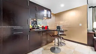 Propiedad en alquiler con 0 habitaciones y 1.5 baños en Miami Beach