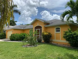Propiedad en alquiler con 3 habitaciones y 2 baños en Cape Coral
