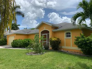Propiedad en alquiler con 3 habitaciones y 2 baños en Cape Coral