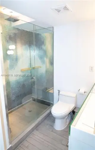 Propiedad en alquiler con 0 habitaciones y 1 baño en Miami Beach
