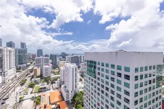 Propiedad en alquiler con 3 habitaciones y 2 baños en 33130