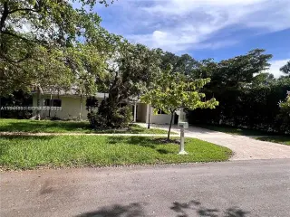 Propiedad en alquiler con 3 habitaciones y 2 baños en Pinecrest