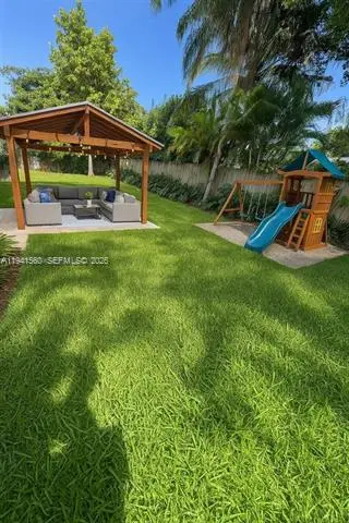 Propiedad en alquiler con 3 habitaciones y 2 baños en Pinecrest