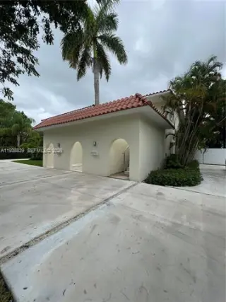 Propiedad en alquiler con 4 habitaciones y 3 baños en Pinecrest