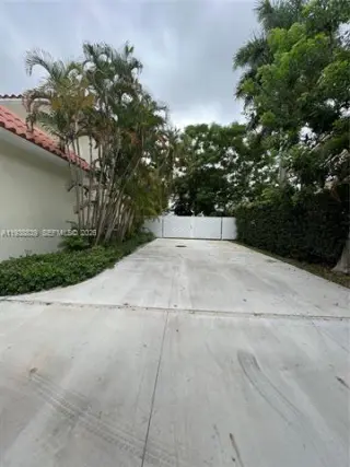 Propiedad en alquiler con 4 habitaciones y 3 baños en Pinecrest