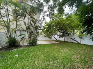 Propiedad en alquiler con 4 habitaciones y 3 baños en Pinecrest