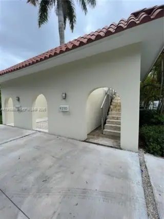 Propiedad en alquiler con 4 habitaciones y 3 baños en Pinecrest