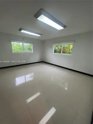 Propiedad en alquiler con 4 habitaciones y 3 baños en Pinecrest
